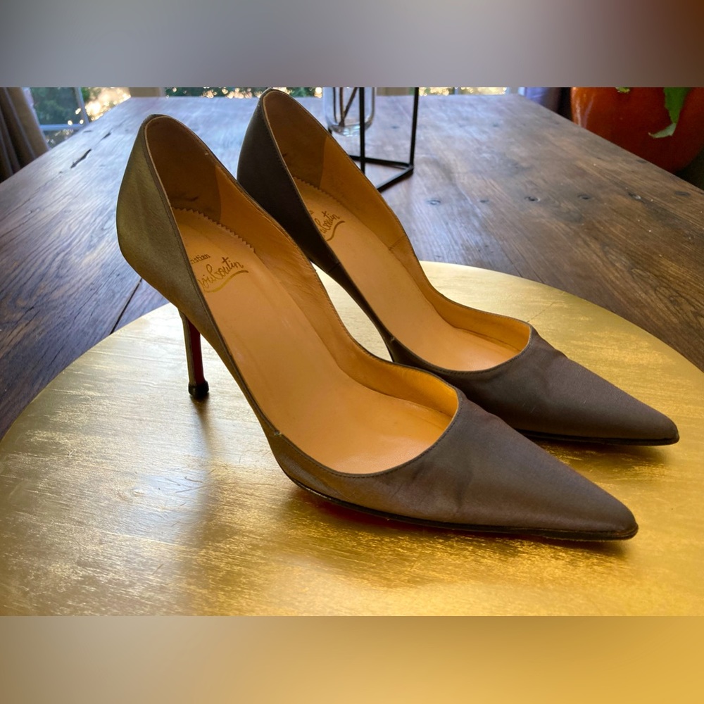 CHRISTIAN LOUBOUTINS Size 7. Excellent conditions. Iridescent Satin ♥️